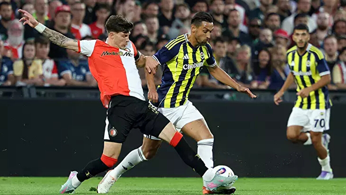 46' Karşılaşmanın 2. yarısı başladı.<br><br>59' Fenerbahçe'de Oğuz ve İrfan Can Kahveci kenara geldi, Nelson Semedo ve Jhon Duran oyuna girdi. <br><br>61' Feyenoord'da Sauer ve Timber yerlerini  Diarra ve Valente'ye bıraktı.<br><br>76' Fenerbahçe'de Bartuğ Elmaz, Fred'in yerine oyuna dahil oldu. <br><br><br>82' Feyenoord'da Jordan Bos sarı kart gördü.<br><br>83' Feyenoord'da oyuna In- Beom yerine Targhalline girdi.<br><br>83' En-Nesyri yerine Cenk Tosun oyuna girdi.<br><br><br>86' Temsilcimiz Fenerbahçe Sofyan Amrabat'ın golü ile durumu 1-1'e getirdi<br><br><br><br>Karşılaşmanın sonuna 5 dakika eklendi.<br>90+1' Feyenoord 90. dakikada Hadj Moussa skoru 2-1'e getirdi<br><br><br>90+6' Karşılaşma Feyenoord'un 2-1 üstünlüğü ile bitti. Temsilcimizin tur şansı İstanbul'a kaldı