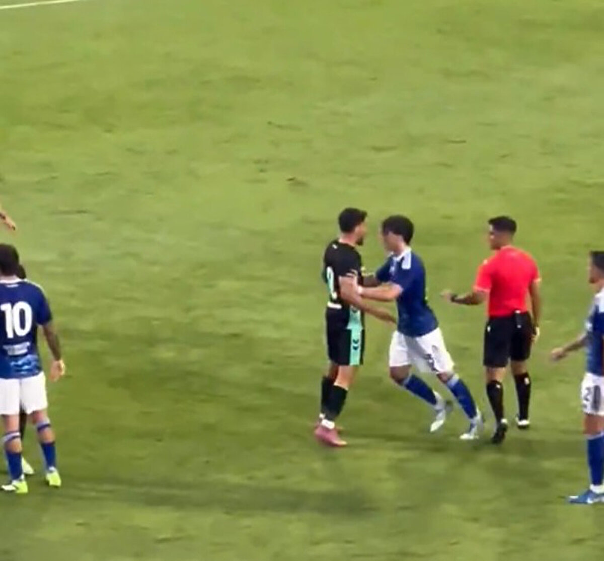 Hazırlık maçında Real Betis ile Como karşı karşıya geldi. Maçta tansiyon bir anda yükseldi ve oyuncular yumruk yumruğa birbirine girdi.<br><br>