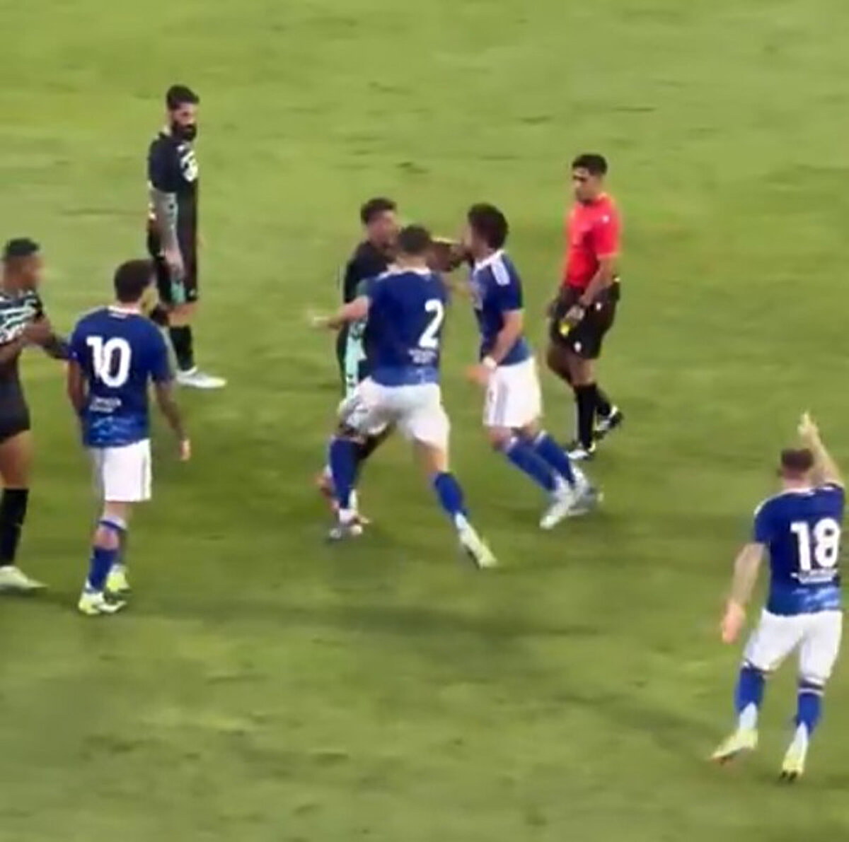 Bir süre devam eden arbedenin ardından futbolcular güçlükle yatıştırıldı.