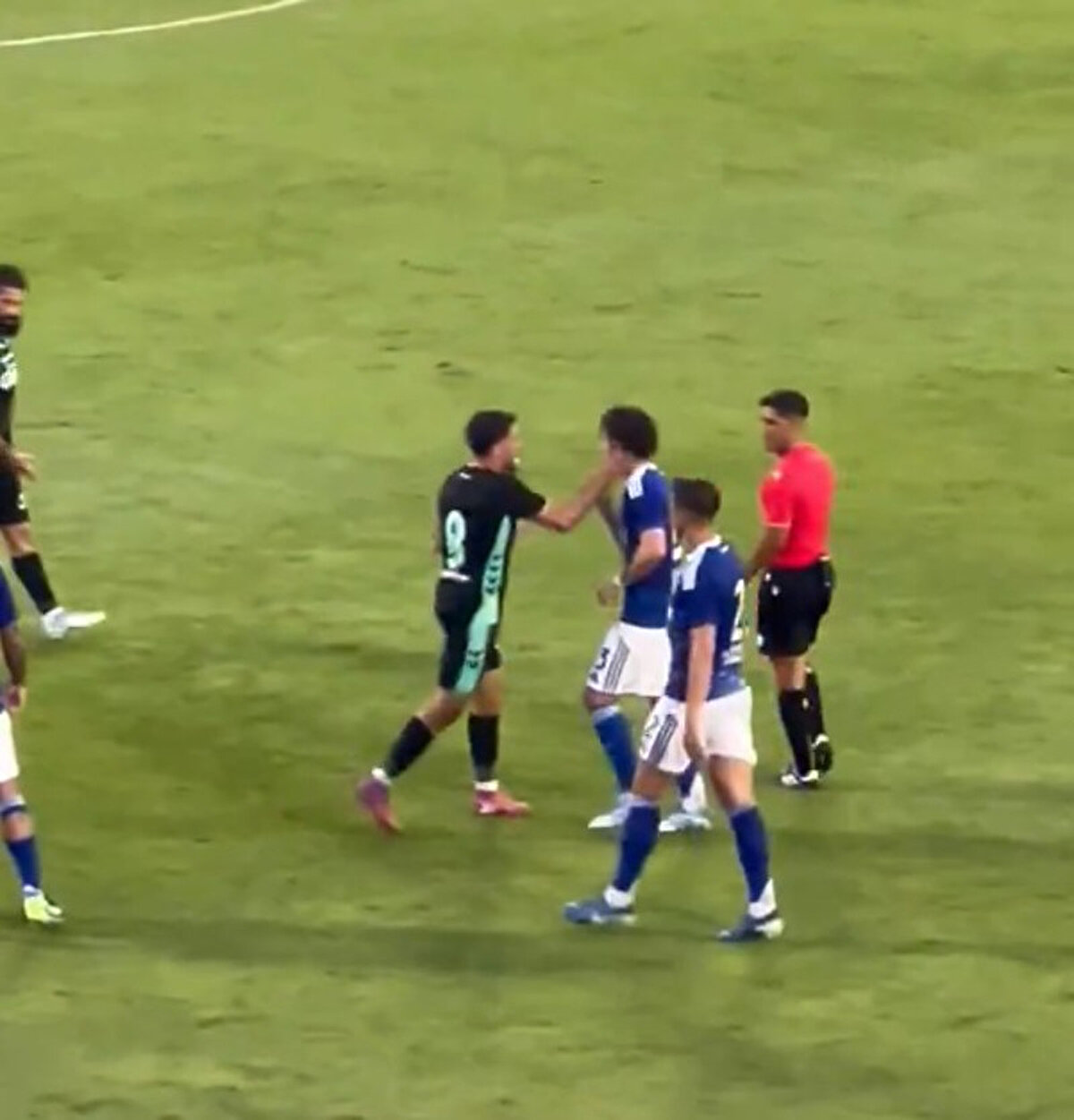 Real Betis ve Comolu futbolcular arasında yükselen tansiyona birçok oyuncu dahil oldu.