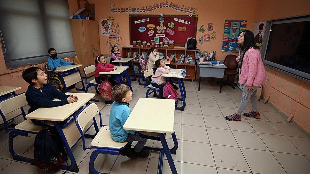 Sertifika Ne Zaman Verilecek, Tazminat Ne Zaman Başlayacak?<br><br>Uzman öğretmen ve başöğretmen unvanı verilen adayların sertifikaları, 1 Eylül 2025 tarihinden itibaren tüm şartların sağlandığı tarihe göre düzenlenecek. Sertifikaların düzenlendiği tarihi takip eden ayın başından itibaren, unvana bağlı olarak eğitim-öğretim tazminatı ödenecek.<br><br>Ayrıca her unvan için öğretmenlere bir derece verilecek.