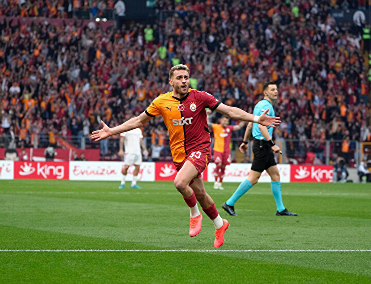 Barış Alper, "Gerçekten benim için unutulmaz 4 yıl geride kaldı Galatasaray'da. Son 3 yılda şampiyonluklar yaşadım, kupalar kaldırdım. Gurur verici. Ben hayal kurmayı hiç bırakmadım. Hedefim ise her zamanki gibi kupalar kazanmak" şeklinde konuştu.<br><br>