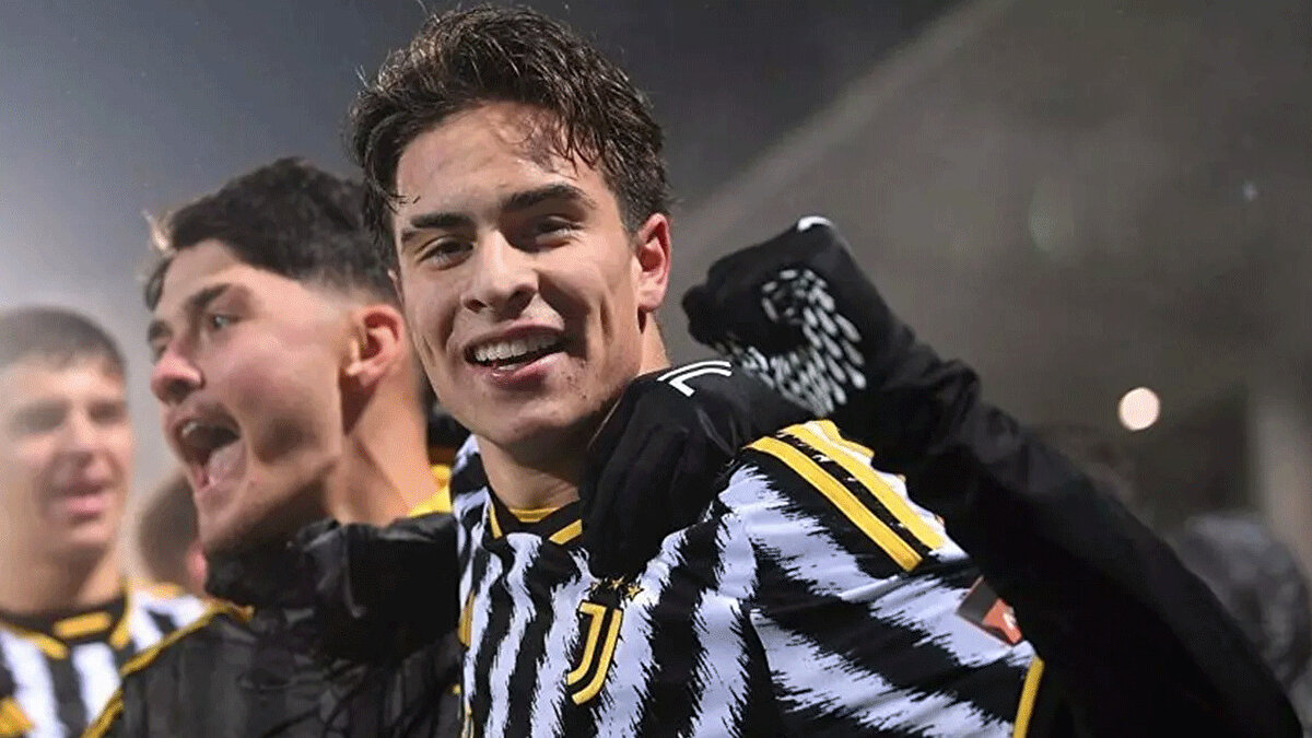 Milli yıldızımız ilk 10'da<br><br>Juventus forması giyen genç milli yıldız Kenan Yıldız, futbol dünyasının en prestijli bireysel ödüllerinden biri olan Ballon d'Or kapsamında verilen Kopa Trophy için aday gösterildi.<br><br>