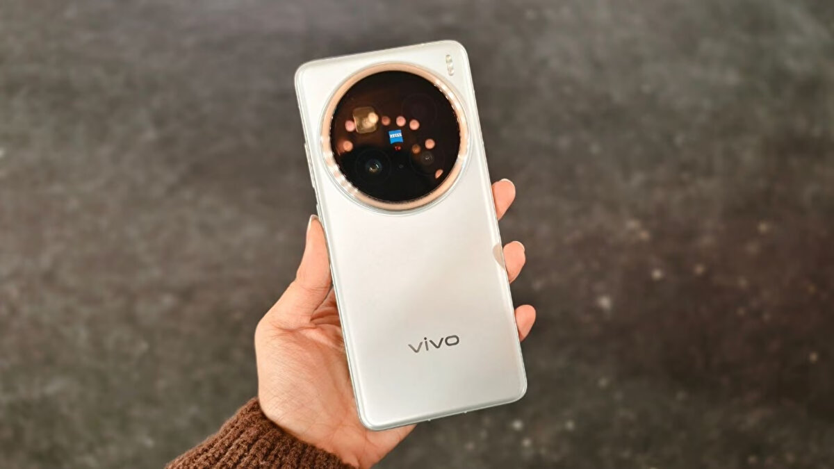 vivo X200 Ultra, Fotoğraf Performansında Dünya Birincisi Oldu!<br><br>DxOMark tarafından yapılan değerlendirmeye göre, 2025 yılının en iyi fotoğraf çeken telefonu belli oldu. Bahar aylarında tanıtılan vivo X200 Ultra, kamera performansıyla adeta sınırları zorlarken, fotoğraf kategorisinde dünyanın en iyi telefonu unvanını kazandı. Toplamda 167 puan alarak genel kamera sıralamasında 2’nci sıraya yerleşen cihaz, özellikle fotoğraf kalitesinde 173 puanla zirveye oturdu.<br><br>DxOMark Puanlarına Göre Zirvenin Yeni Sahibi: vivo X200 Ultra<br>Nisan 2025’te tanıtılan vivo X200 Ultra, DxOMark testlerinde fotoğraf tarafında oldukça iddialı bir performans sergiledi. İşte kategorilere göre aldığı puanlar:<br><br>📷 Ana Kamera: 174 puan<br><br>🌀 Bokeh: 175 puan (Dünyanın en iyisi)<br><br>🌐 Ultra Geniş Açı: 169 puan (Dünyanın en iyisi)<br><br>🔍 Telefoto: 167 puan (Dünyanın en iyisi)<br><br>Bu puanlarla birlikte cihaz, fotoğraf çekimi konusunda en yüksek puanı alan telefon olmayı başardı.