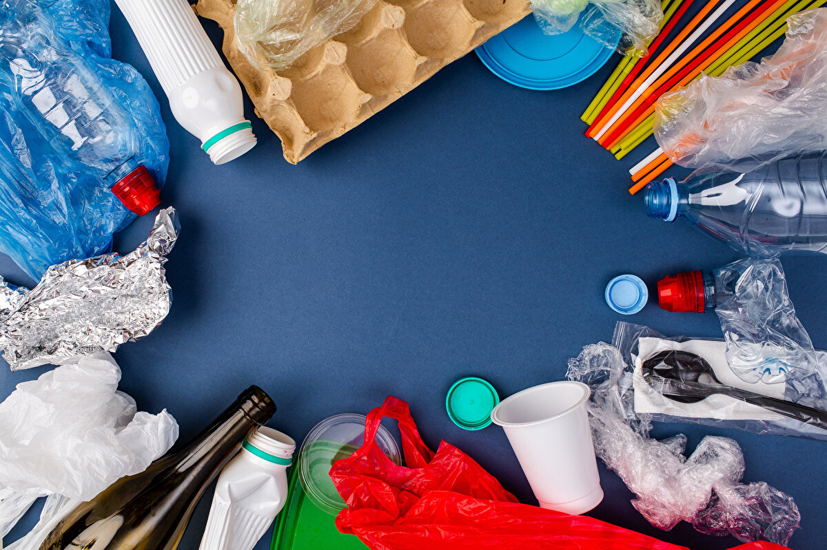 Kapitalizm tufanının altından kalkmaya çalışan insanın gönüllüce üstlendiği iş yükleri, trafik çilesi, dar ve sentetik kıyafetler, zehir deposu parfüm, deodorant, makyaj ürünleri, şampuan ve sabunlar, hücrelerimizi bozan ve DNA’larımızı değiştiren rekombinant teknolojisiyle üretilmiş ilaçlar...