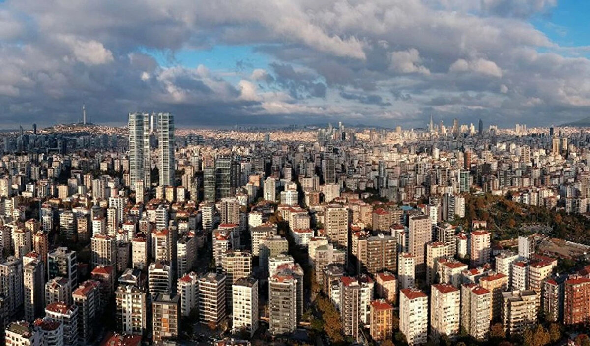 Kira Artış Oranı Yüksek, Ancak Gelir Artışı da Etkili<br><br>Deutsche Bank’ın yayımladığı küresel rapora göre, son 5 yılda kira fiyatlarının en çok arttığı şehir %193 ile İstanbul oldu. İstanbul Gayrimenkul Değerleme’ye göre ise aynı dönemde dolar bazlı artış oranı %160 olarak kaydedildi.