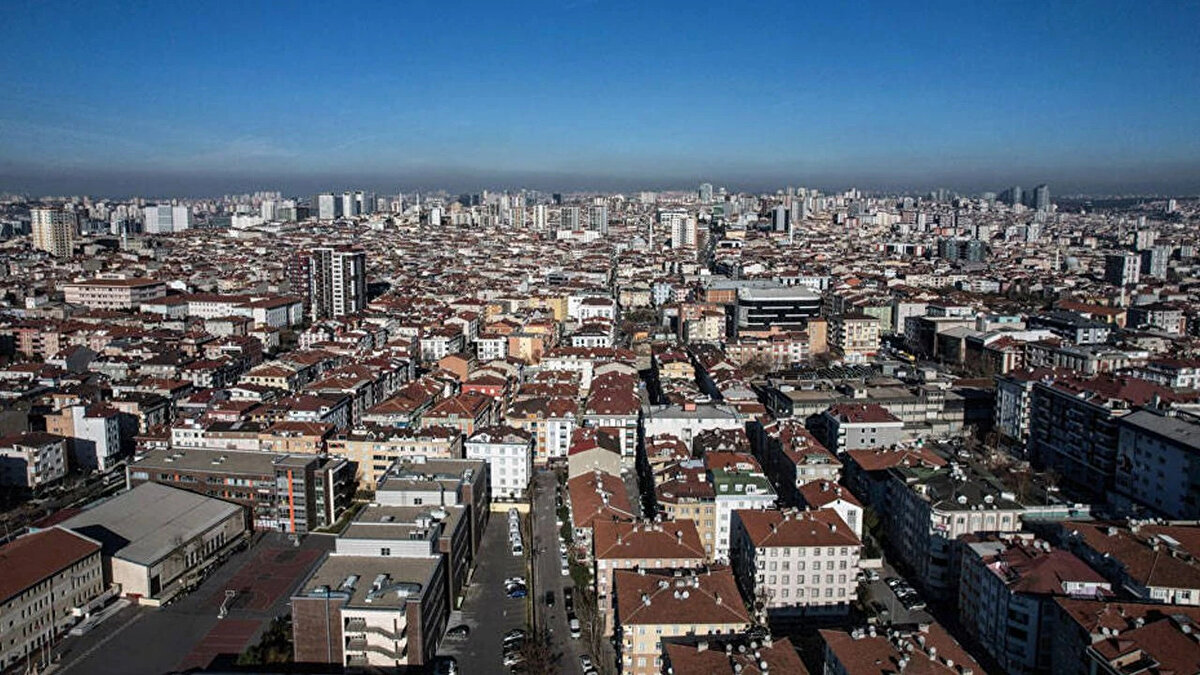 İstanbul’un bu listede daha gerilerde yer almasının sebebi olarak, yüksek enflasyon ortamına rağmen döviz bazında kira seviyelerinin diğer büyük metropollere göre hâlâ düşük olması gösteriliyor.