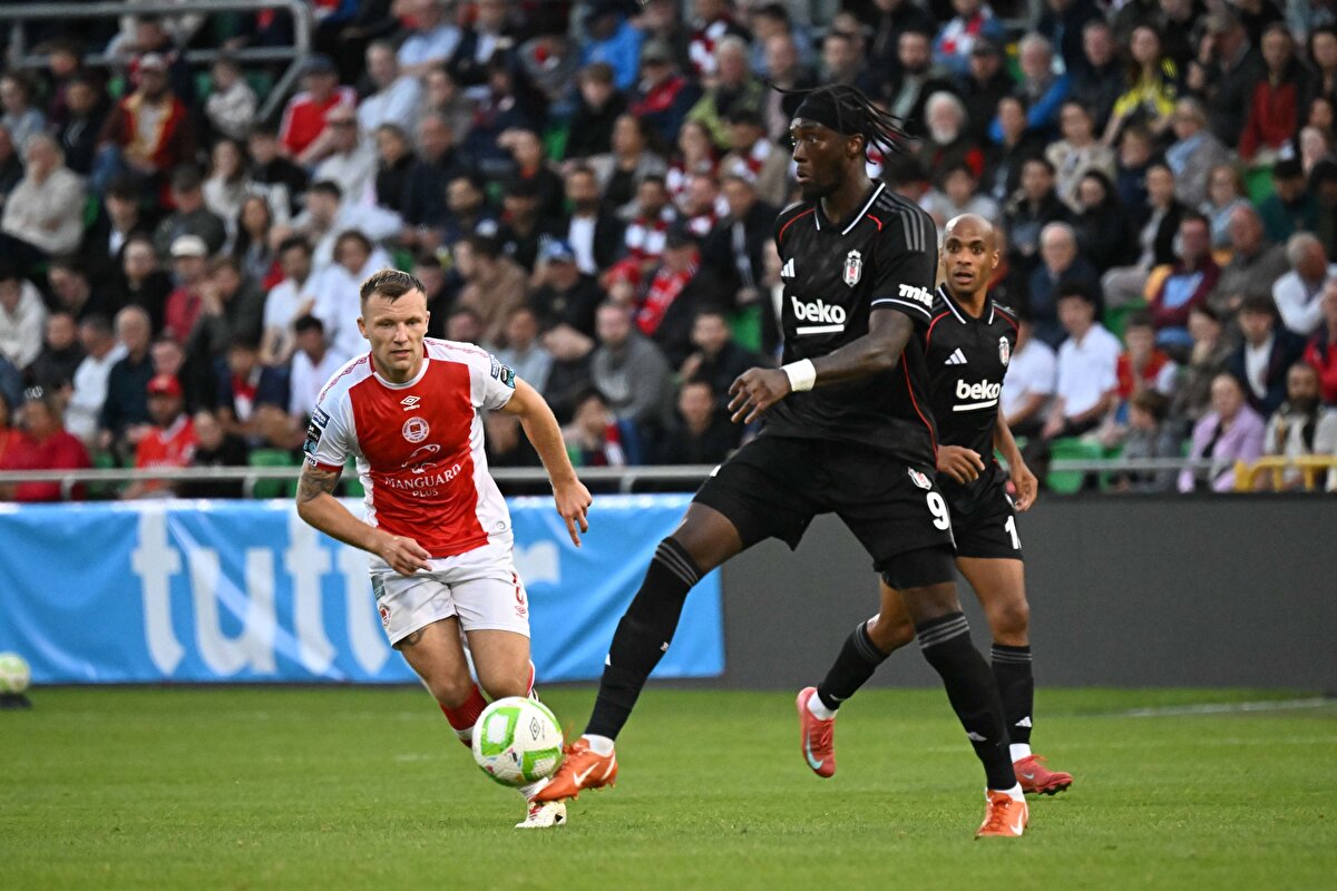 2. YARI<br><br>49' St. Patrick's farkı üçe indirdi<br><br>59' Ernest Muçi sakatlandı<br><br>Beşiktaş'ta sakatlık yaşayan Ernest Muçi, yerini Arroyo'ya bıraktı.<br><br>664' Savunma dikkatli<br><br>St. Patrick's atağında Power sol kanattan sol ayağıyla yerden ortaladı, ceza sahasında Beşiktaş savunması topu karşıladı.<br><br><br><br><br>76' Kartal Kayra Yılmaz oyunda<br><br>Beşiktaş'ta Demir Ege Tıknaz oyundan çıktı, Kartal Kayra Yılmaz oyuna girdi.<br><br>90' Tayyip Talha Sanuç ve Hadziahmetovic oyunda<br><br>Beşiktaş'ta Orkun Kökçü oyundan çıktı, Amir Hadziahmetovic oyuna girdi. Ayrıca Tayyip Talha Sanuç, Jurasek'in yerine oyuna dahil oldu.<br><br>90' İkinci yarıya 3 dakika ek süre verildi. <br><br>Karşılaşma temsilcimizin 4-1'lik üstünlüğü ile tamamlandı.