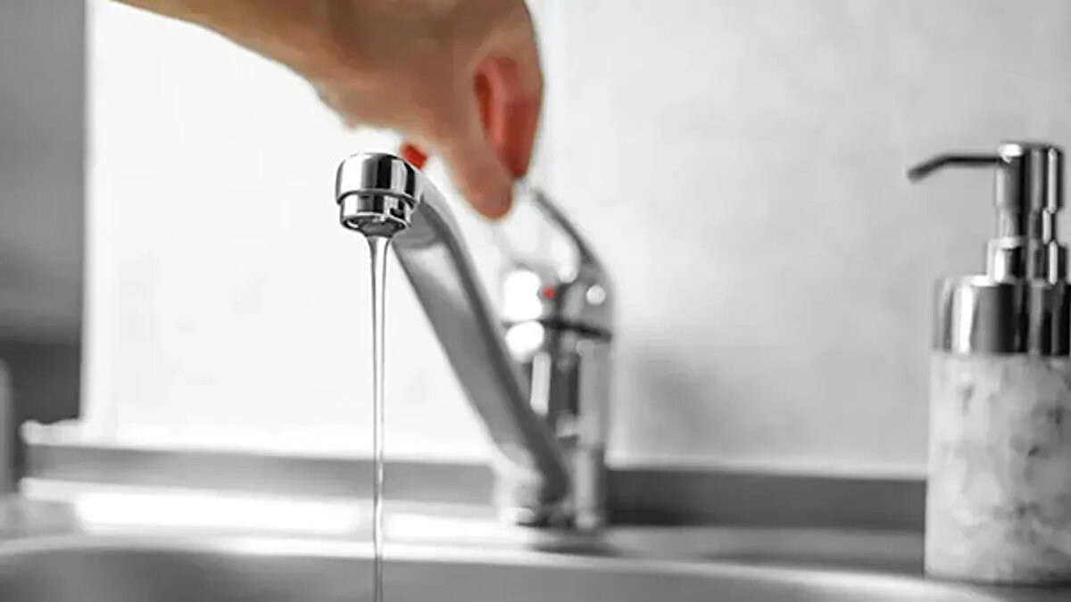 İZSU SU KESİNTİSİ NEDENİYLE HANGİ ÖNLEMLER ALINDI?<br><br>İzmir Büyükşehir Belediyesi ve İZSU, barajlardaki seviye düşüşünü dengelemek ve yer altı su kaynaklarının sürdürülebilirliğini sağlamak adına:<br><br>Su tahsis planlarını revize etti,<br><br>Depolama kapasitesi artırıldı,<br><br>Alternatif su kaynakları ve geri dönüşüm projeleri hızlandırıldı.