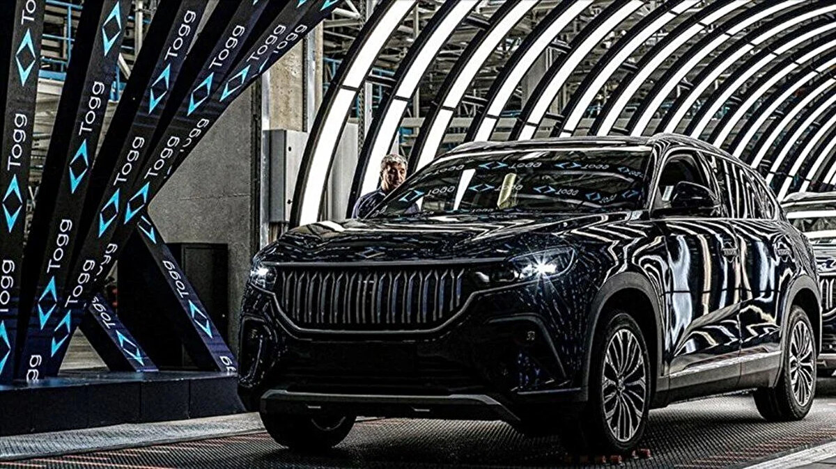 Türkiye'nin yerli ve milli otomobili Togg, 2025 yılının ocak-temmuz döneminde elektrikli otomobil pazarının lideri oldu. Otomotiv Distribütörleri ve Mobilite Derneği (ODMD) verilerine göre, Togg T10X modeliyle toplamda 19 bin 821 adet satış gerçekleştirerek, yaklaşık yüzde 20 pazar payına ulaştı. Geçen yılın aynı döneminde 14 bin 248 adet satılmıştı. Böylece satışlar yüzde 39 arttı.