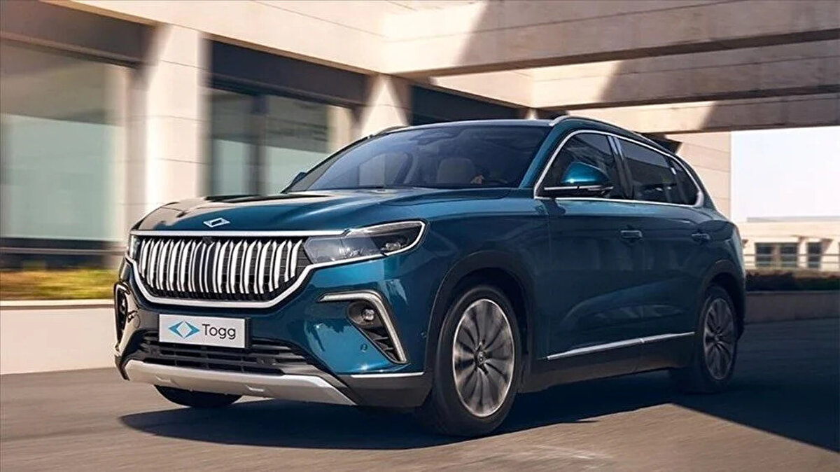 ELEKTRİKLİ OTOMOBİL PAZARI YÜZDE 146,9 BÜYÜDÜ<br><br>Türkiye’de elektrikli araçlara ilgi hız kesmeden artıyor. 2025 yılının ilk 7 ayında, “tam elektrikli” otomobil satışları geçen yılın aynı dönemine göre yüzde 146,9 artış göstererek 102 bin 160 adede ulaştı.<br>Elektrikli araçların toplam otomobil satışları içindeki payı yüzde 7,8’den 20,5’e çıkarken, hibrit araçların payı da yüzde 20,2’den 25,7’ye yükseldi.<br><br>Bu tabloya göre Türkiye’de satılan her 5 araçtan 1’i artık tamamen elektrikli.