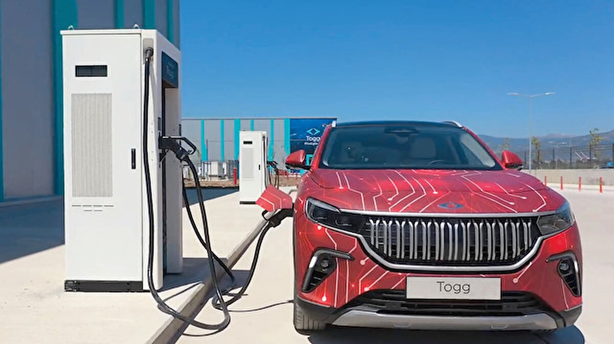 PAZARIN YÜZDE 44,9’U ARTIK ELEKTRİKLİ<br><br>Tam elektrikli, uzatılmış menzilli elektrikli ve hibrit araçlar birlikte değerlendirildiğinde, Türkiye otomobil pazarının yüzde 44,9’u elektrikli motor içeren araçlardan oluştu. Bu oran, içten yanmalı motorlu araçların ağırlığını giderek kaybettiğini gösteriyor.