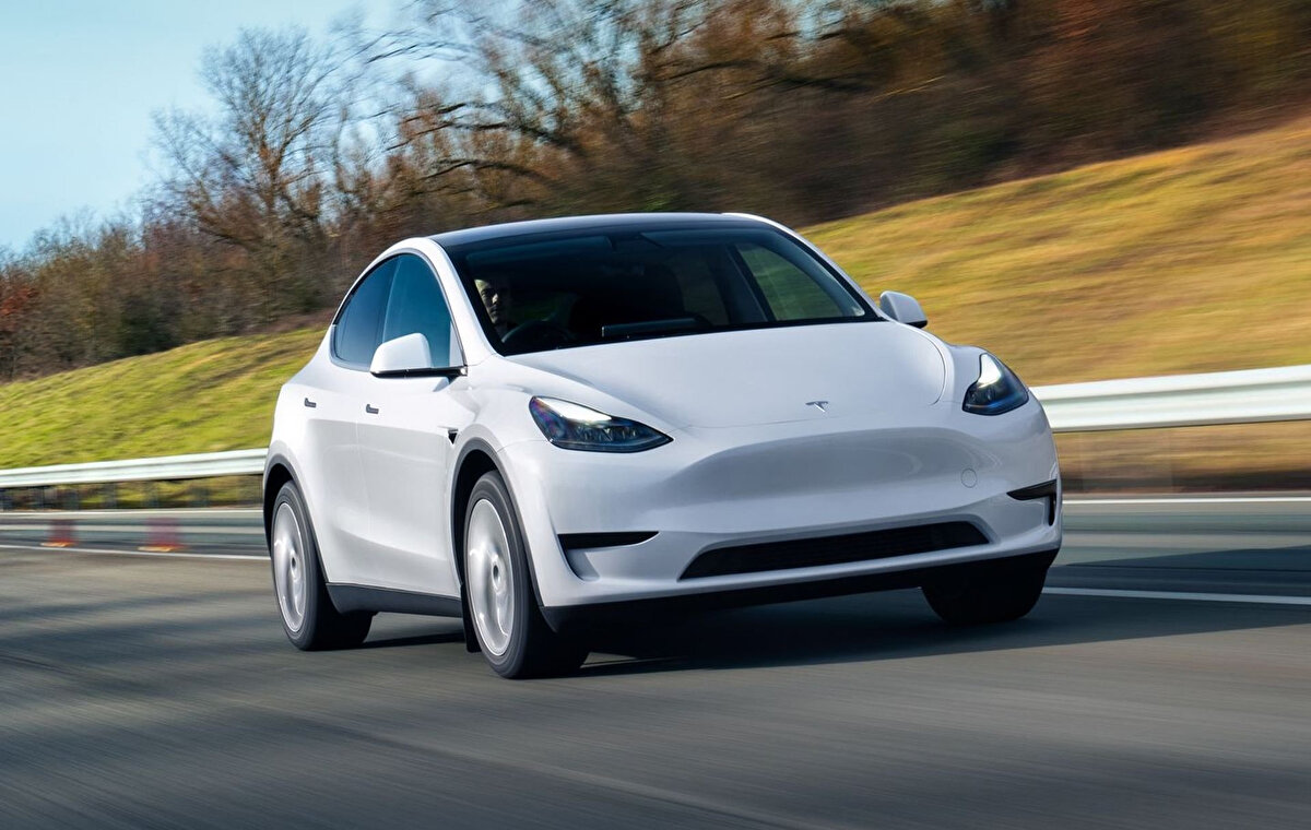 Tesla Model Y SR RWD İkinci Sırada<br><br>Elektrikli otomobil sektörünün öncüsü Tesla, Model Y SR RWD versiyonu ile 4.706 adetlik satış performansı yakalayarak Temmuz ayının ikinci en çok satan modeli oldu. 2 milyon 241 bin TL fiyatla satılan Tesla Model Y, elektrikli araçlara olan ilgiyi bir kez daha kanıtladı.