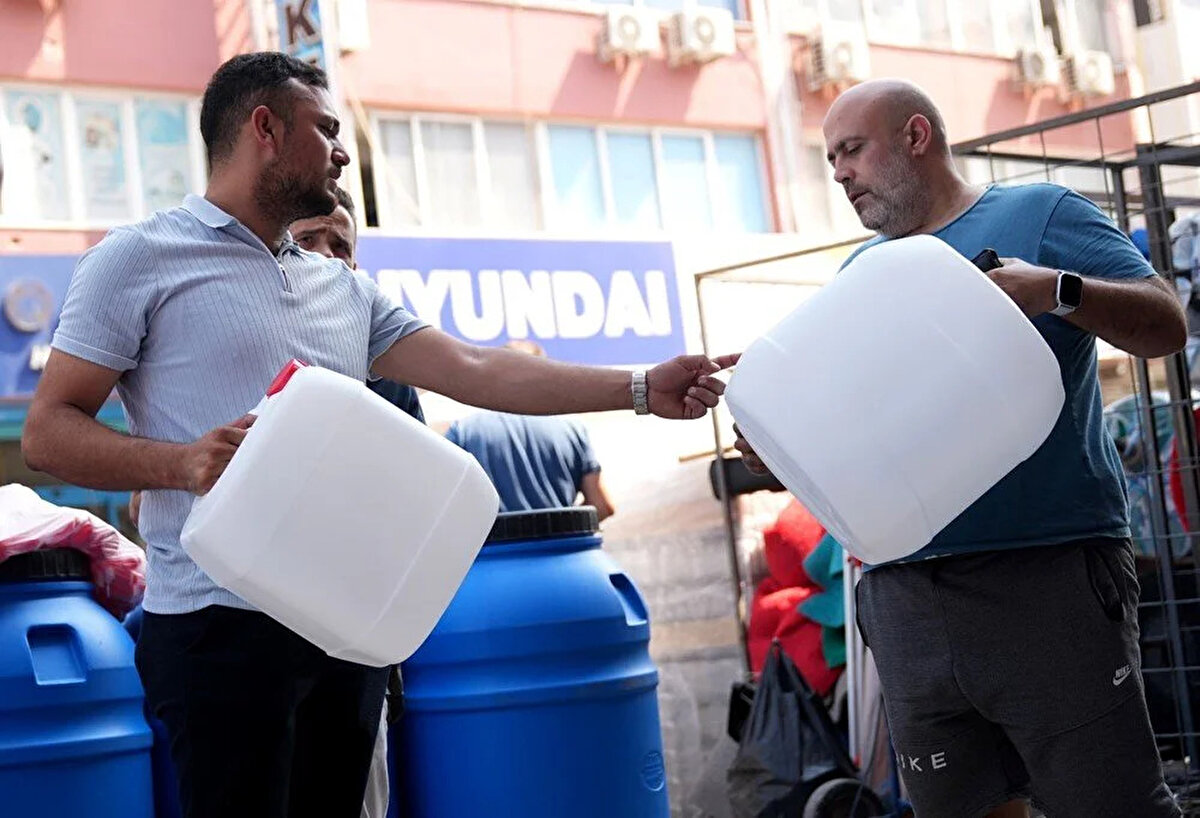 Kesinti Öncesi İzmir’de Bidon Satışlarında Patlama<br><br>Uzun süreli kesinti haberinin ardından İzmirliler, özellikle gece boyunca kullanmak için su stoku yapmaya başladı. Kentin çeşitli noktalarında musluklu bidonlara yoğun ilgi gözlendi. Gıda Çarşısı’nda plastik ürün satışı yapan esnaf, talebin ikiye katlandığını belirtiyor.