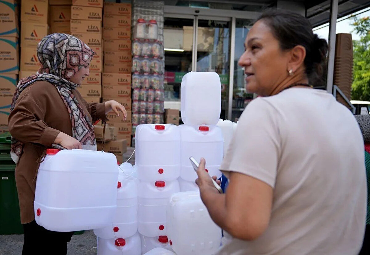 Plastik ürün toptancısı Ramazan Boğa, “Vatandaşımız daha çok musluklu bidon alıp, suyu stoklayıp rahat kullanmayı planlıyor. Bidon satışında yüzde 100’ün üzerinde artış var.” dedi.