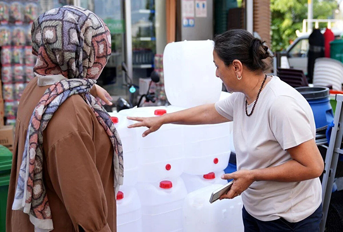20 ve 30 Litrelik Musluklu Bidonlar Tercih Ediliyor<br><br>Plastik ürün mağazasının satış müdürü Adem İhtiyar, 20 litreden 220 litreye kadar kapasiteye sahip bidonların satışta olduğunu söyledi. En çok 20 ve 30 litrelik musluklu bidonların tercih edildiğini belirten İhtiyar, “Su kesintisinin saatleri ve sıklığı talebi daha da artırıyor.” diye konuştu.