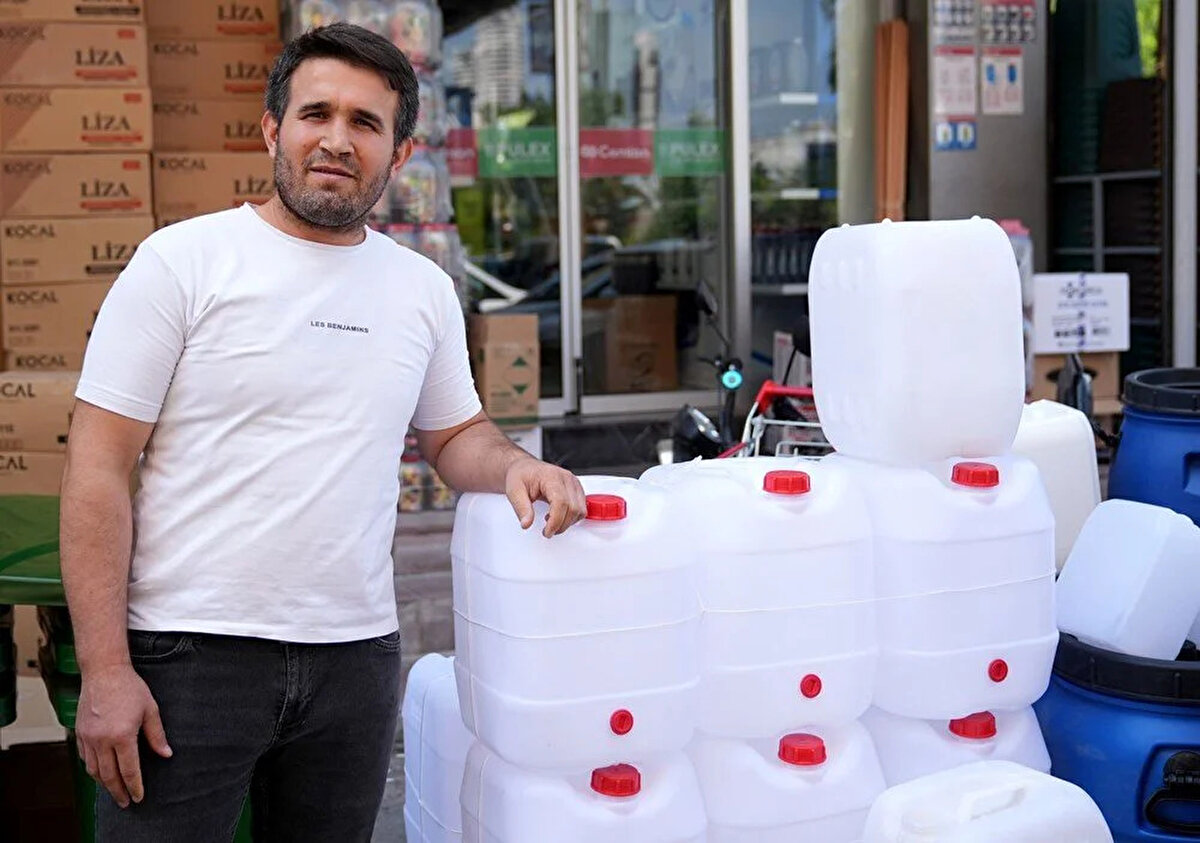 Vatandaşlar Kuraklığa Karşı Uyarıyor<br><br>Bidon alan vatandaşlardan Esma Usluer, İzmir’de suyun bilinçli tüketilmesi gerektiğini vurguladı. “Bu yaz sıcağında kuraklık kendisini gösteriyor. İzmir’deki su kesintilerinde önlem almak için bidon aldık. Toplum olarak suyu tasarruflu kullanmalıyız.” ifadelerini kullandı.