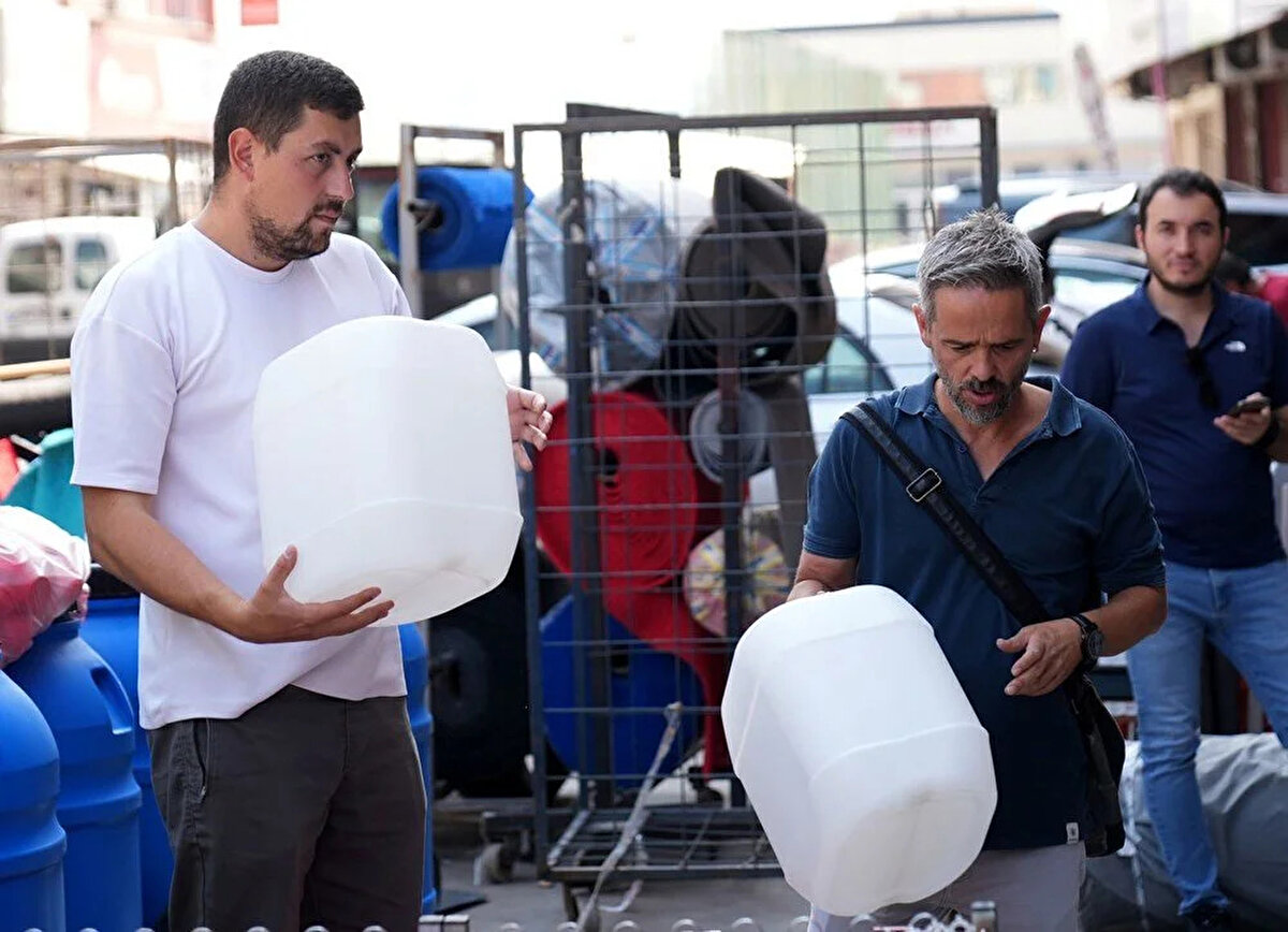 İzmir’de Su Kesintileri Ne Zaman Bitecek?<br><br>İZSU yetkilileri, mevcut su kaynaklarının durumu ve hava şartlarına bağlı olarak planlı kesintilerin süreceğini belirtiyor. Vatandaşlara, kesinti saatleri öncesinde yeterli su stoku yapmaları ve suyu tasarruflu kullanmaları tavsiye ediliyor.