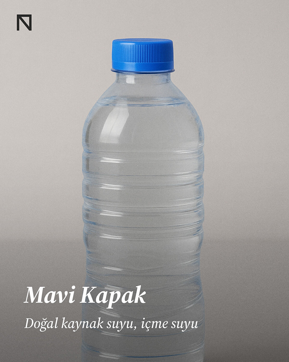 Mavi Kapak – Klasik İçme Suyu<br><br>Piyasada en yaygın kapak rengidir. Genellikle doğal kaynak suyu ya da içme suyu olarak satılan, sodyum oranı dengeli sular mavi kapakla sunulur. Nötr pH seviyesine sahip ürünlerde tercih edilir.