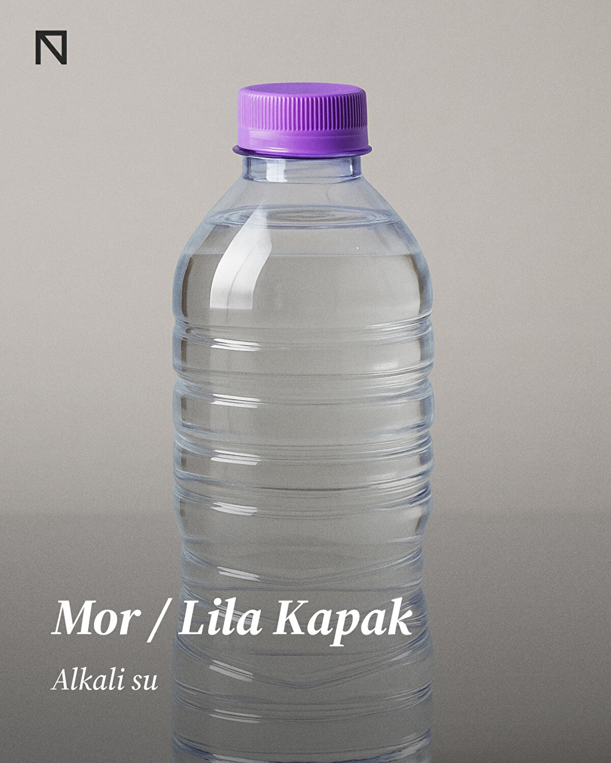 Mor / Lila Kapak – Alkali Su<br><br>pH değeri 7.5 ve üzeri olan, yani "alkali" olarak pazarlanan sular genellikle mor ya da lila kapakla sunulur. Alkali su, bazı markalar tarafından sağlık odaklı ürün olarak tanıtılır.