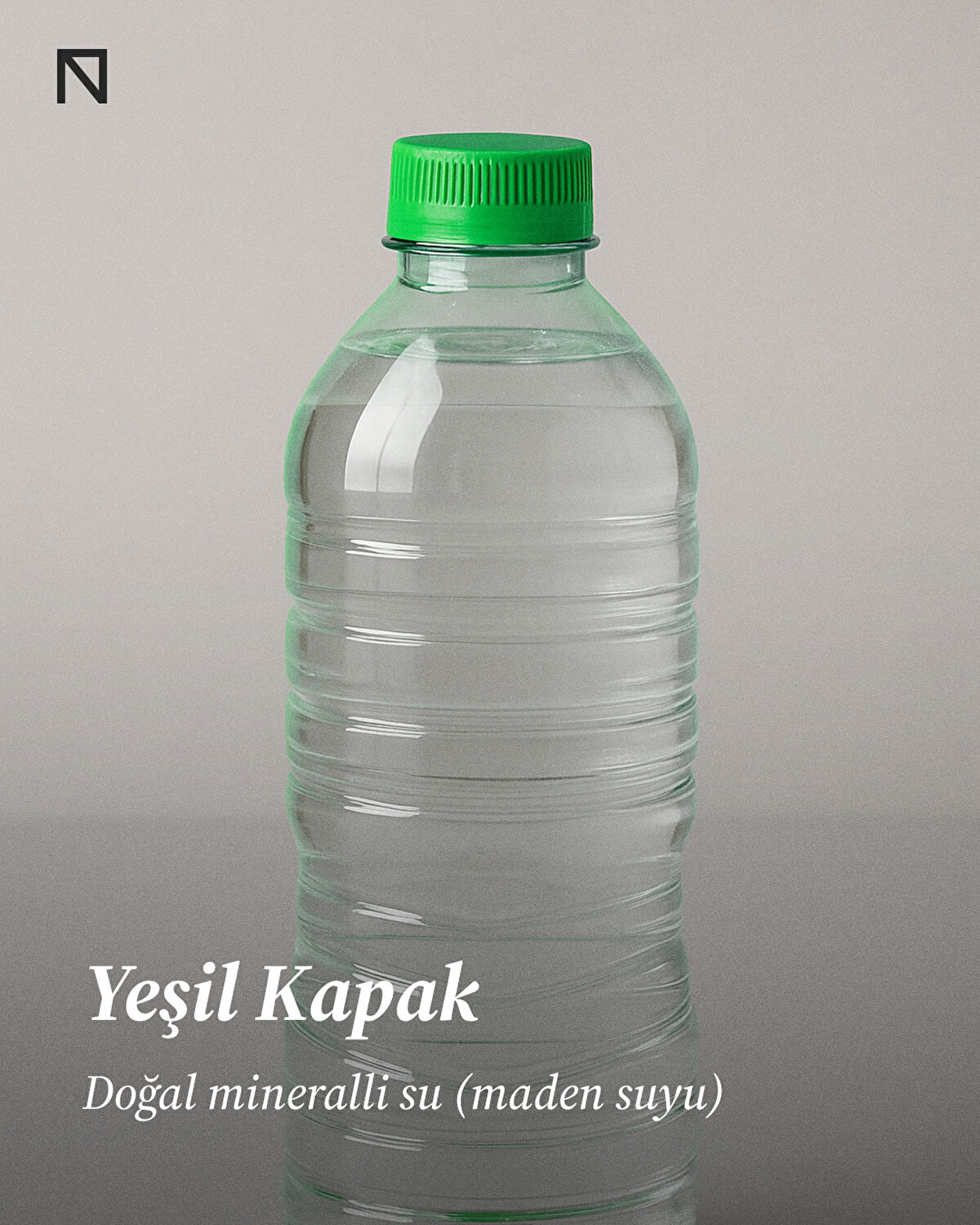 Yeşil Kapak – Maden Suyu ya da Doğa Temalı Markalar<br><br>Genellikle doğal mineralli maden sularında veya doğayı çağrıştırmak isteyen markaların tasarımlarında tercih edilir. Ancak her yeşil kapaklı şişe maden suyu olmayabilir; etiket okunmalıdır.