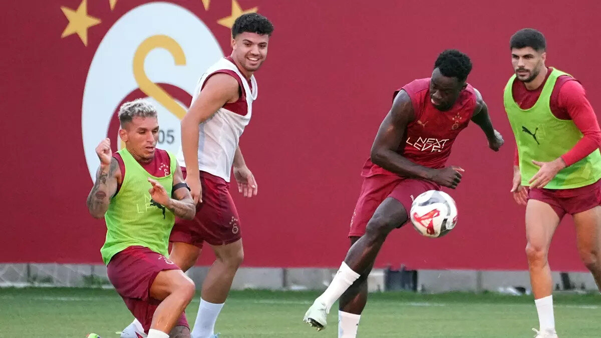 <br><br>Hazırlıklarına İstanbul'da devam eden sarı-kırmızılı ekip, RAMS Park'ta Fransa ekibi Strasbourg'u 3-1 mağlup ettikten sonra Serie A'dan Lazio ile 2-2 berabere kaldı.<br>