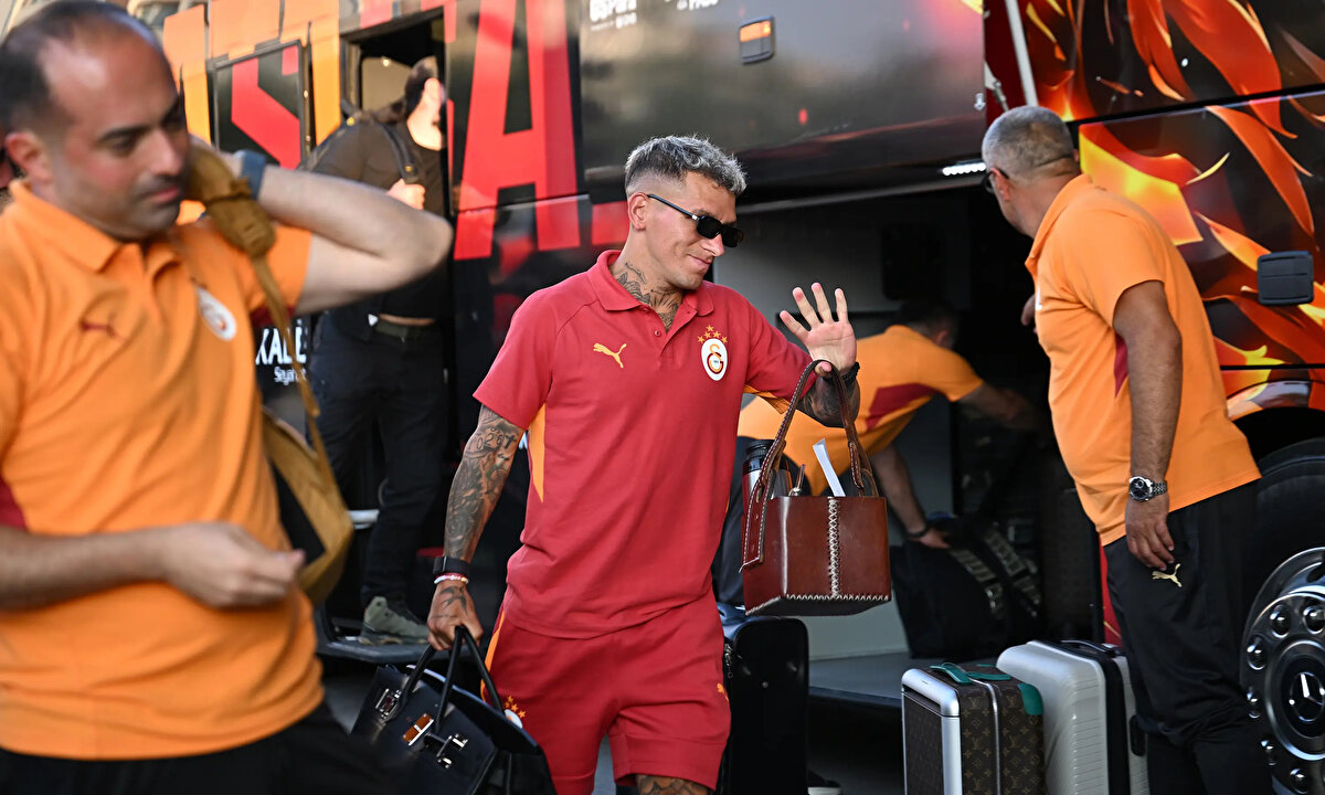 <br><br>OSIMHEN, ICARDI VE MORATA YOK!<br><br>Galatasaray'da sakatlıktan yeni çıkan Mauro Icardi ile tam hazır olmayan Victor Osimhen, Gaziantep'e götürülmedi. Sarı-kırmızılılarda ayrıca, takımdan ayrılması beklenen ve Como ile transfer görüşmeleri yapan Alvaro Morata da kadroda yer almadı.<br>