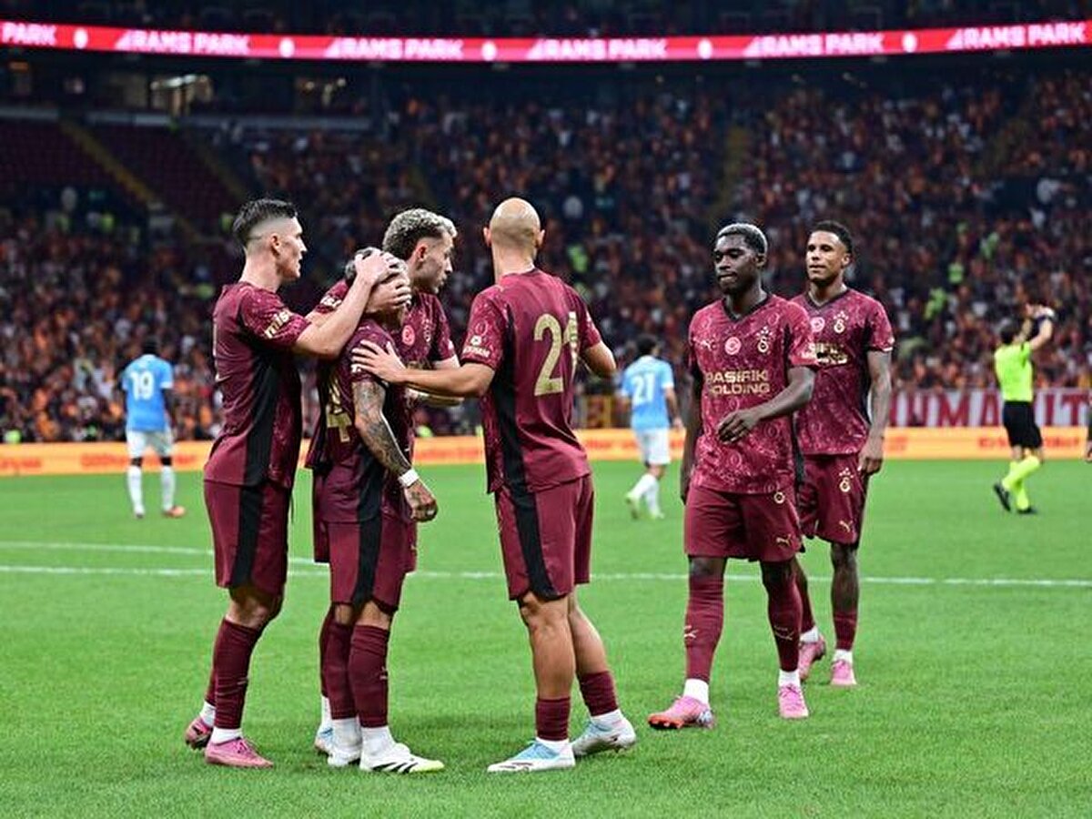 <br><br>HAZIRLIK MAÇLARINDA KAYBETMEDİ<br><br>Galatasaray, yeni sezon öncesi yaptığı 5 hazırlık maçında da mağlup olmadı.<br><br>İlk hazırlık müsabakasına İstanbul'da Trendyol 1. Lig temsilcisi Ümraniyespor'u yenen "Cimbom", sonrasında Avusturya'daki kampta Avusturya 2. Lig ekibi Admira Wacker ve İtalya 1. Futbol Ligi (Serie A) takımlarından Cagliari ile mücadele etti. Galatasaray, söz konusu maçları 2-1 ve 3-1'lik skorlarla galip tamamladı.<br>