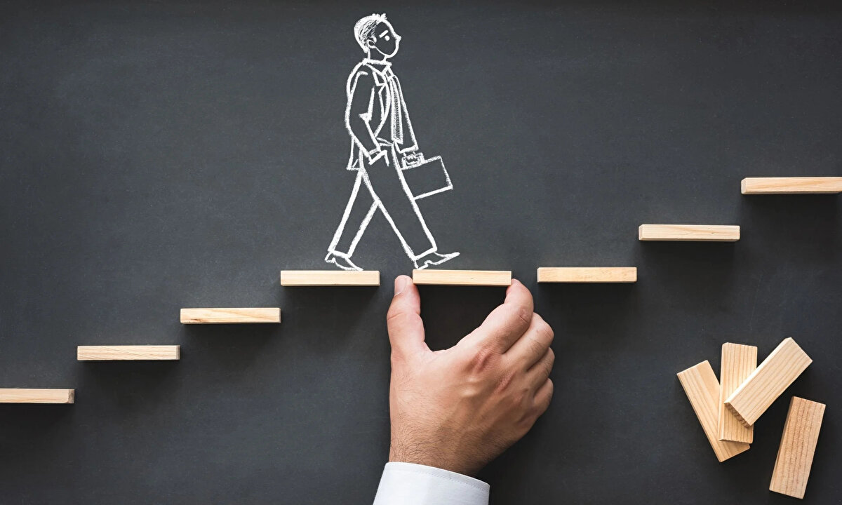 Östrojendişilik ve testosteronerkeklik hormonlarını ve denge düzeylerini bozucu ne varsa gizlice veya âşikârane bir şekilde hayatın merkezine taşıdılar.