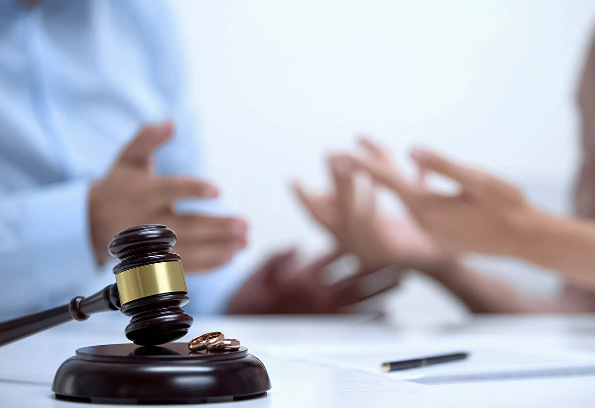 ‘Kariyer yapmak’ denilen ve çocukla, annelikle takas edilen bir bîat ve hurafe türedi.<br>Evlenip boşanan kadınlar ‘zorunlu nafaka’ adıyla haram para yemeyi âdet hâline getirdiler.<br><br>