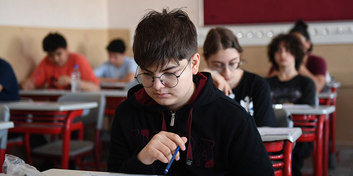LGS Yerleştirmeye Esas 1. Nakil Sonuçları Açıklandı<br><br>Liselere Geçiş Sistemi (LGS) kapsamında yerleştirmeye esas birinci nakil sonuçları bugün erişime açıldı. Milli Eğitim Bakanlığı (MEB) tarafından yapılan duyuruya göre, öğrenciler sonuçlarını "meb.gov.tr" adresi veya e-Okul Veli Bilgilendirme Sistemi üzerinden sorgulayabilecek.<br><br>4 Ağustos’ta açıklanan ilk yerleştirme sonuçlarının ardından başlayan nakil sürecinde, 1. nakil başvurularının değerlendirme işlemleri tamamlandı. 1. nakil sonuçları 2025 listesine ulaşmak için MEB’in resmi sonuç sorgulama sayfası kullanılabiliyor.
