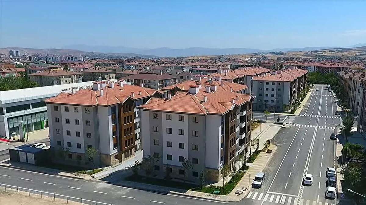 TOKİ Sosyal Konut Projesi Şartları Belli Oldu mu?<br><br>Çevre, Şehircilik ve İklim Değişikliği Bakanlığı koordinasyonunda yürütülecek proje ile Türkiye genelinde konut sahibi olmayan vatandaşların barınma ihtiyacı karşılanacak. Şartlar henüz netleşmedi, ancak önceki projelerdeki kriterler şu şekildeydi:<br><br>Türkiye Cumhuriyeti vatandaşı olmak<br><br>18 yaşını doldurmuş olmak<br><br>Hane halkı gelirinin belirlenen limitin altında olması<br><br>Daha önce TOKİ’den konut almamış veya kredi kullanmamış olmak