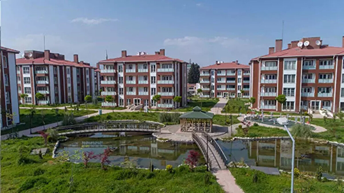 Bakan Murat Kurum, yaptığı açıklamada:<br><br>“Deprem bölgesiyle birlikte bu yıl sonu tüm Türkiye’de yeniden sosyal konutla ilgili büyük bir kampanya yapacağız. Detaylarını Sayın Cumhurbaşkanımız milletimizle paylaşacak.” ifadelerini kullandı.