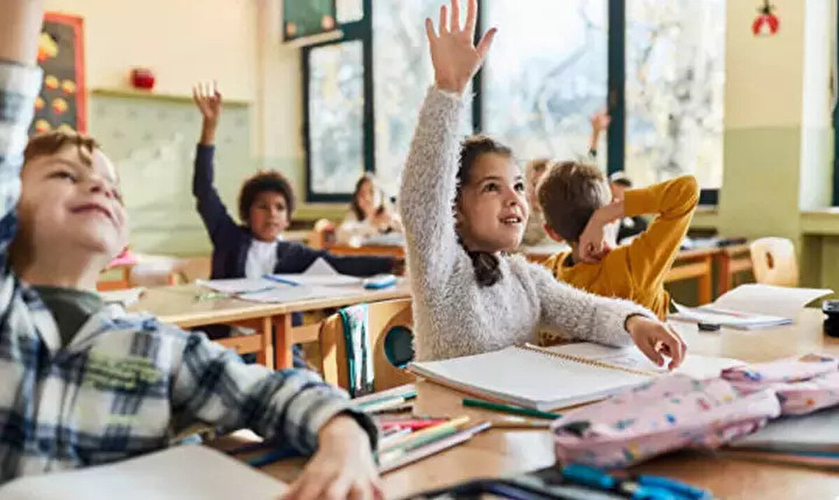 Okullar Ne Zaman Kapanacak?<br><br>2025-2026 eğitim yılı, 26 Haziran 2026 Cuma günü sona erecek. Karnelerin dağıtılmasıyla öğrenciler yaz tatiline çıkacak.<br><br>2025-2026 Okul Takvimi Özet<br><br>Eğitim başlangıcı 8 Eylül 2025 Pazartesi<br>1-5 Eylül 2025 5 gün Uyum Eğitimi (1. Sınıf &amp; Okul Öncesi)<br>1. Ara Tatil 10-14 Kasım 2025 5 gün<br>Yarıyıl Tatili 19-30 Ocak 2026 12 gün<br>2. Ara Tatil 16-20 Mart 2026 5 gün <br>Eğitim Bitişi 26 Haziran 2026 Cuma