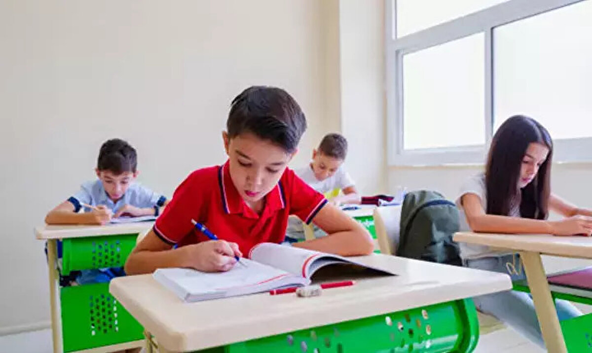 2025-2026 Yılı Ara Tatil ve Yarıyıl Tatil Tarihleri<br><br>İlk Ara Tatil: 10-14 Kasım 2025<br>Öğrenciler, birinci dönemin yoğun temposundan sonra bu tarihlerde 5 gün ara tatil yapacak.<br><br>Yarıyıl Tatili: 19-30 Ocak 2026<br>Yarıyıl tatili yaklaşık 12 gün sürecek ve öğrenciler, ikinci döneme dinlenmiş şekilde başlayacak.<br><br>İkinci Ara Tatil: 16-20 Mart 2026<br>İkinci dönemin ortasında yapılacak ara tatil 5 gün sürecek.