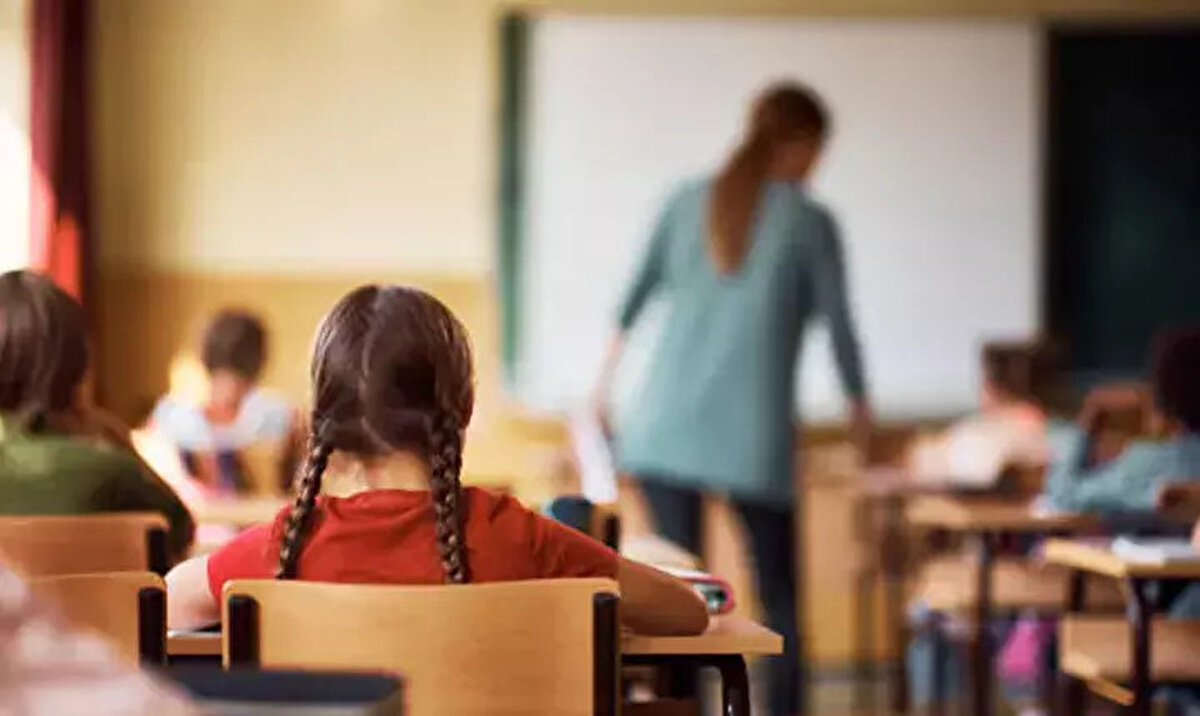 2025-2026 Eğitim-Öğretim Yılı Okullar Ne Zaman Açılacak?<br><br>2025-2026 eğitim yılı 8 Eylül Pazartesi günü başlayacak ve 26 Haziran 2026 Cuma günü sona erecek. Okulların kapanmasıyla birlikte öğrenciler karnelerini alacak ve yaz tatiline girecek.