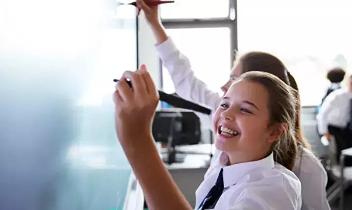 1. Sınıf ve Okul Öncesi Öğrenciler İçin Uyum Eğitimi<br><br>Okul öncesi eğitim alan ve ilkokul 1. sınıfa başlayacak minikler için uyum süreci planlandı. 1-5 Eylül tarihleri arasında düzenlenecek olan uyum eğitimleri, öğrencilerin okula kolay adapte olmaları için fırsat sunacak.