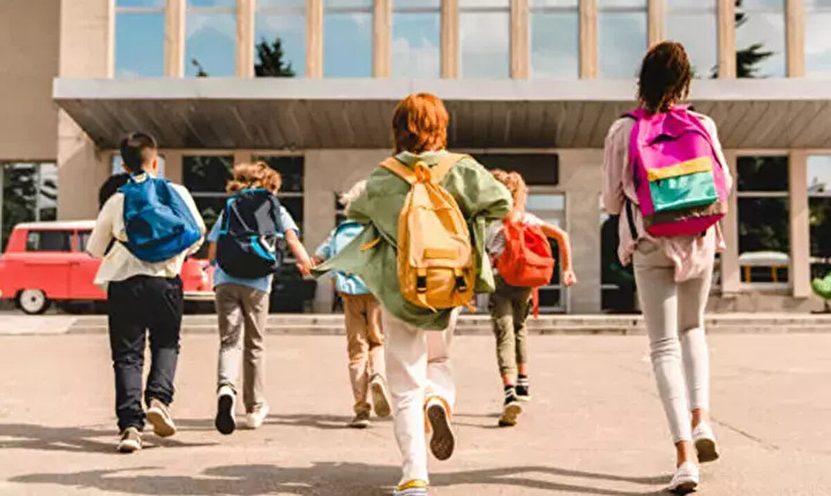 Milyonlarca öğrenci ve veli, yeni eğitim öğretim yılının ne zaman başlayacağını merak ediyor. Milli Eğitim Bakanlığı (MEB) tarafından açıklanan 2025-2026 eğitim takvimine göre okullar, geleneksel olarak Eylül ayında açılacak. Bu yıl da okullar, 8 Eylül 2025 Pazartesi günü ilk ders ziliyle eğitim-öğretime başlayacak. Peki, ilkokul 1. sınıf ve okul öncesi öğrencileri ne zaman uyum eğitimine başlayacak? Ara tatiller ve yarıyıl tatili ne zaman? İşte detaylar...