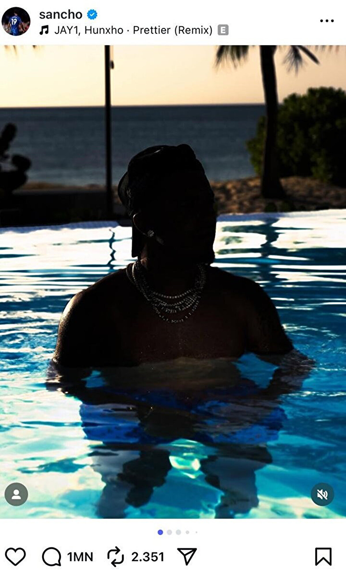 Jadon Sancho'nun son Instagram gönderisine Beşiktaşlı taraftarlardan bir milyonu aşan 'Come to Beşiktaş' (Beşiktaş'a gel) yorumu yapıldı.<br>