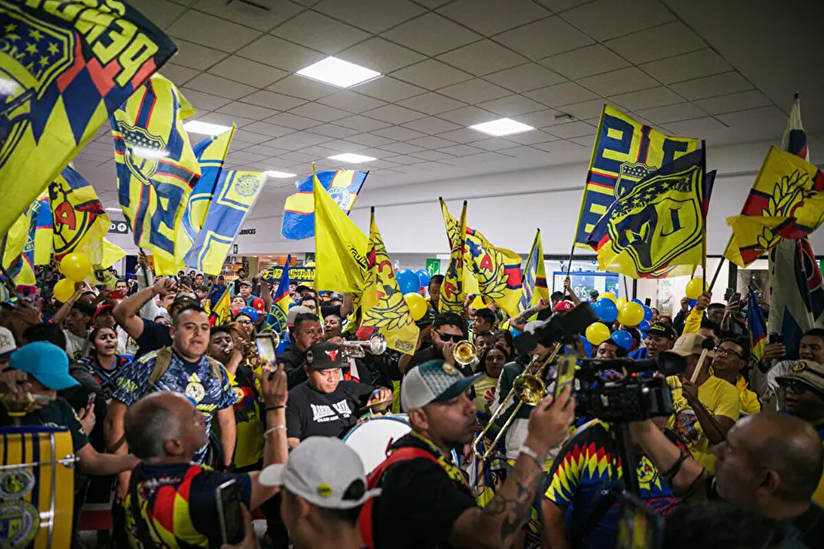 Allan Saint-Maximin, havalimanında yaptığı açıklamada, "Meksika'da olmaktan mutluyum, taraftarlara bu sıcak karşılama için teşekkür ederim" dedi.<br>