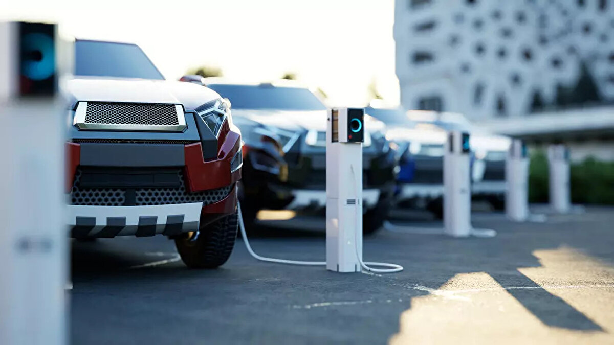 NTV'nin haberine göre, araç fiyatı 37 bin sterlinin altında olan modeller, satış noktasında otomatik olarak 1.500 sterlin indirimle satılacak. Böylece Birleşik Krallık’ta elektrikli araç sahibi olmak hem daha ucuz hem de daha erişilebilir hale gelecek.