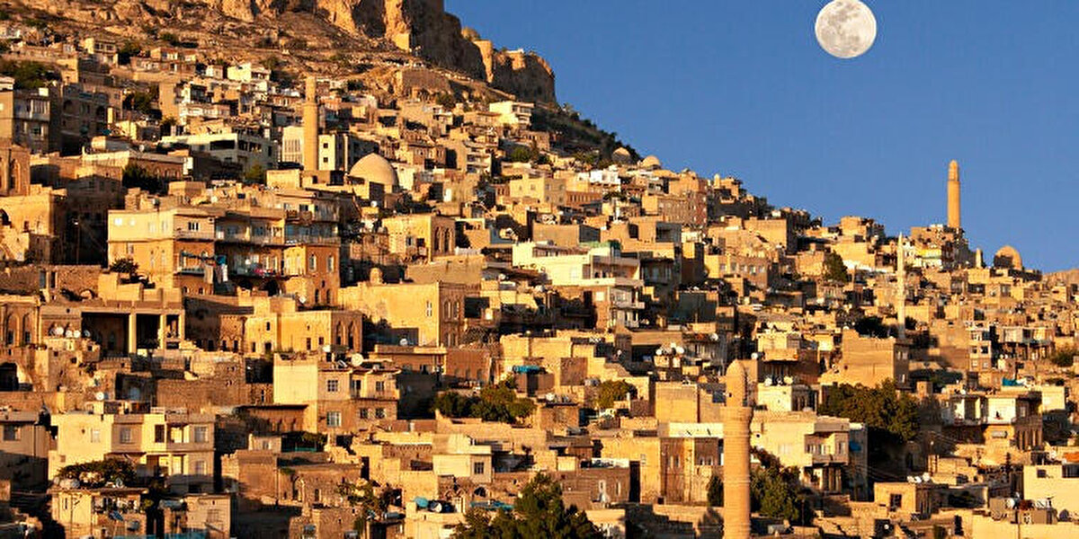 7. MARDİN – TARİH VE MİSTİK DOKU<br><br>Taş konaklarda konaklamak, dar sokaklarda el ele yürümek ve Mezopotamya manzarasında gün batımını izlemek, Mardin’i farklı bir balayı destinasyonu haline getiriyor.