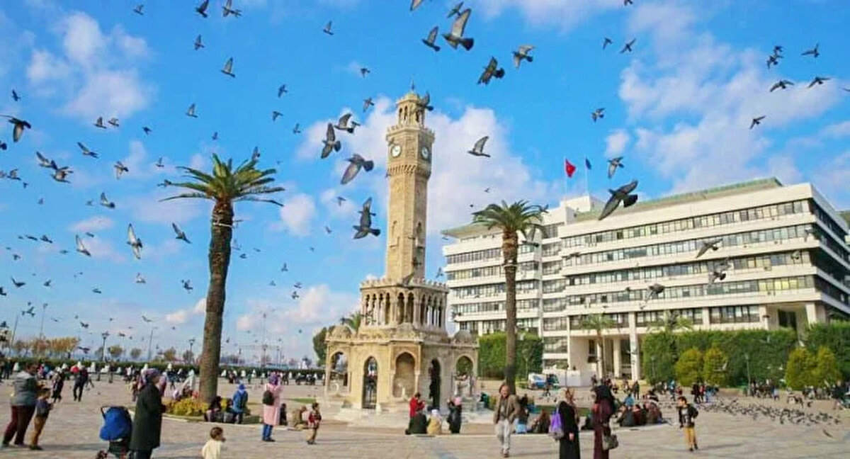 5. İZMİR – EGE’DE ROMANTİK GÜNBATIMI<br><br>Alaçatı’nın taş sokakları, Çeşme’nin berrak denizi ve Seferihisar’ın sakinliği, İzmir’i romantik bir kaçış noktası haline getiriyor. Yaz akşamlarında rüzgarla gelen deniz kokusu, çiftlere huzurlu bir tatil sunuyor.