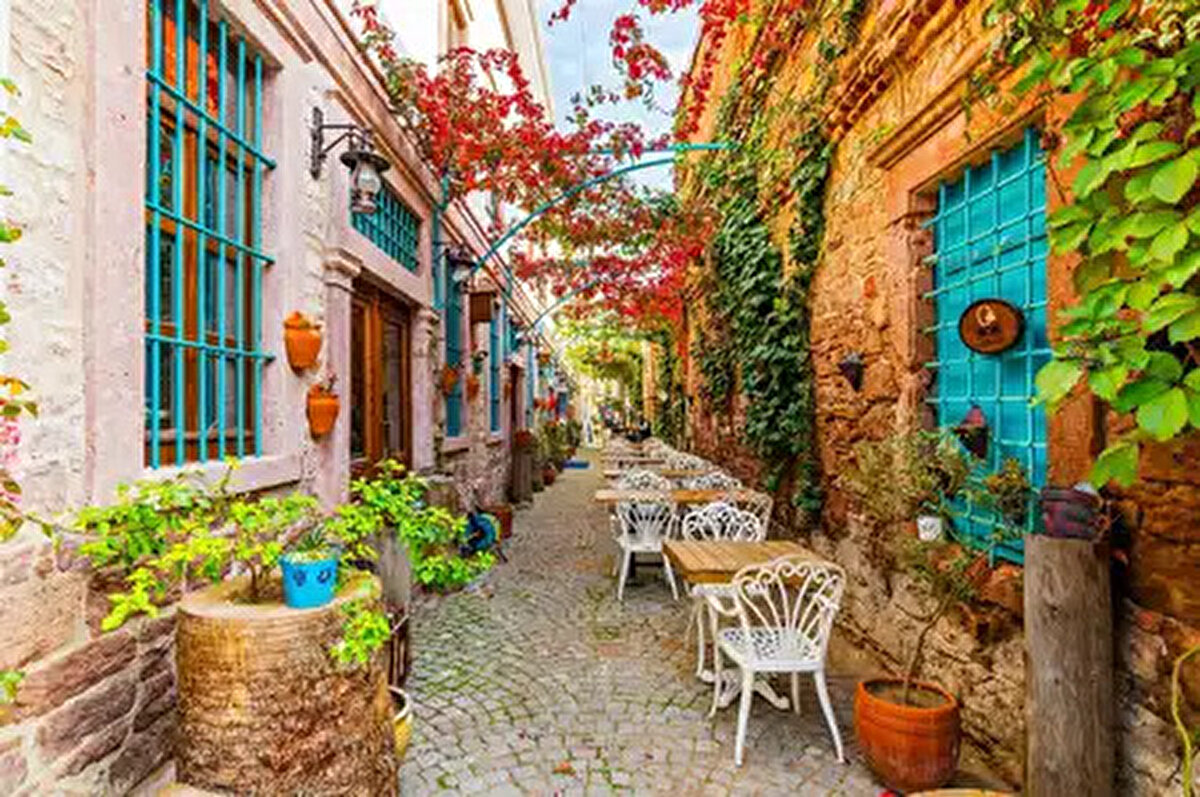 10. BALIKESİR – CUNDA ADASI VE AYVALIK<br><br>Taş evler, deniz kenarında akşam yemekleri ve sessiz sokaklar, Balıkesir’i huzur dolu bir balayı durağı