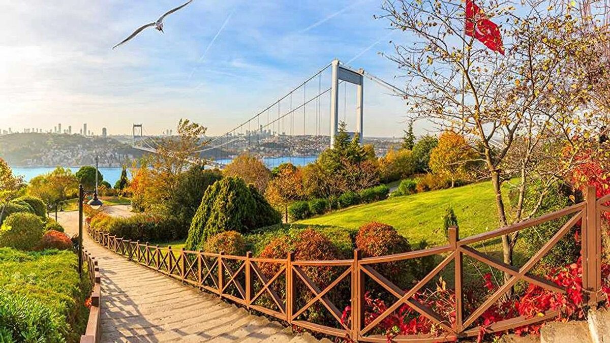 4. İSTANBUL – İKİ KITAYI VE İKİ AŞIĞI BULUŞTURAN ŞEHİR<br><br>Tarihi Yarımada, Boğaz turları, lüks restoranlar ve otantik otellerle İstanbul, balayı için şehirden kopmak istemeyen çiftler için ideal. Gün batımında Kız Kulesi manzarası ise unutulmaz bir deneyim sunuyor.