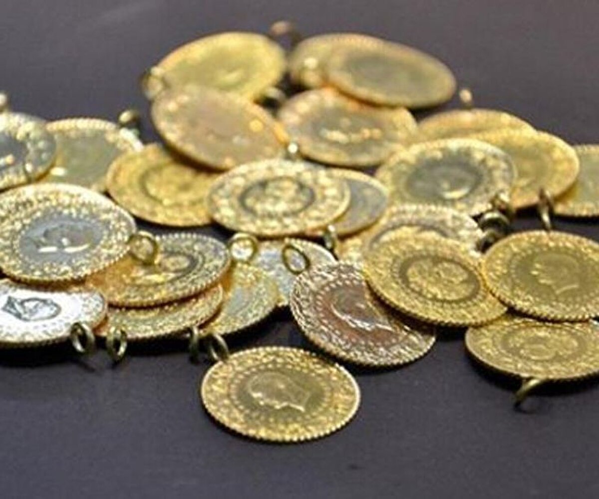 eopolitik gerilimlerin devam ediyor olması<br><br>XS.com kıdemli piyasa analisti Samer Hasn’a göre, ABD-Rusya-Çin hattındaki gerilimler altın fiyatlarını yukarı iten en önemli faktörlerden biri. Trump yönetimi, Rusya-Ukrayna arasında ateşkes sağlamak için girişimlerde bulunurken, Rusya’nın önde gelen ticaret ortaklarından Hindistan’a yüksek tarifeler uyguladı ve anlaşma sağlanmazsa ek yaptırımlar tehdidinde bulundu. Çin ile de 12 Ağustos’taki tarife artışı öncesi ticaret anlaşması henüz yapılmış değil.