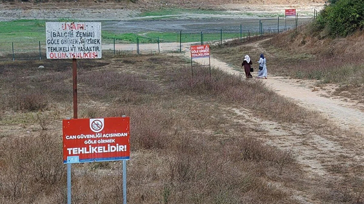 İstanbul'da kurak geçen bahar ve yaz aylarının ardından barajlar boşalmaya başladı.<br><br>Geçen mart ayında yüzde 80'lere dayanan baraj doluluk oranları yüzde 50'nin altına geriledi.