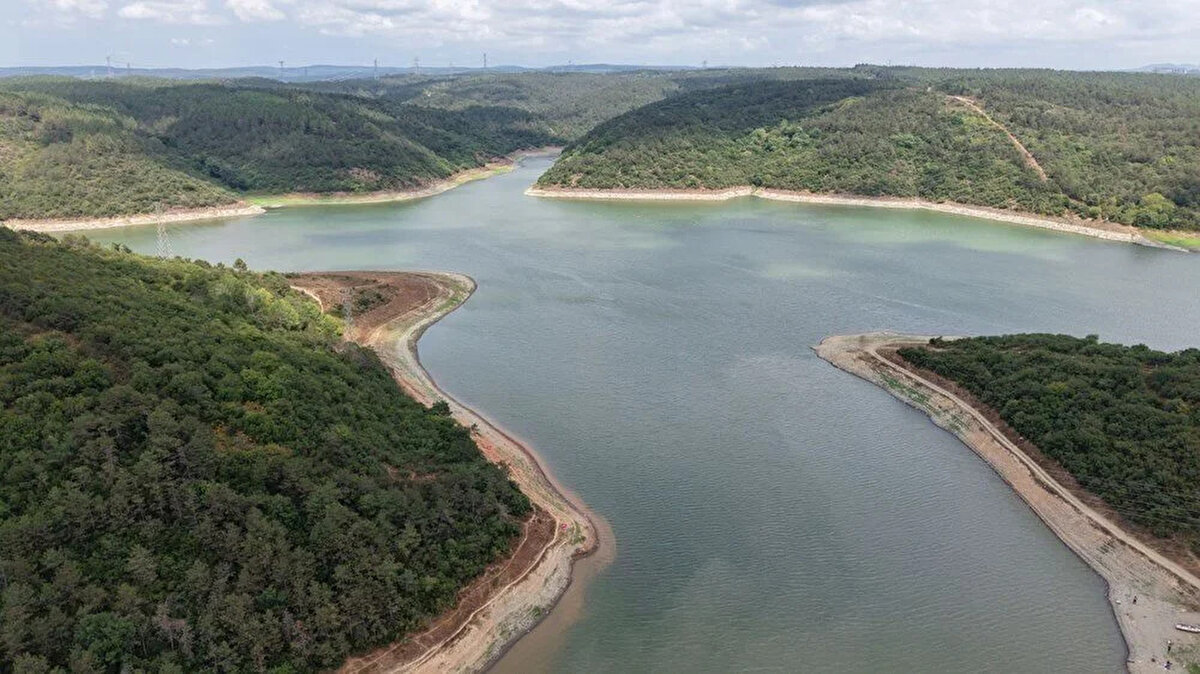 <br>ALİBEYKÖY BARAJI'NDA SUYLA DOLU ALANLAR KURUDU<br><br>İstanbul'un barajlarındaki doluluk oranlarındaki hızlı düşüşten Alilbeyköy barajı da nasibini aldı.<br><br>Geçtiğimiz Mart ayında doluluk oranı yüzde 65'e kadar yükselen Alibeyköy Barajı'nda da doluluk oranı yüzde 33.08'e kadar geriledi.<br>