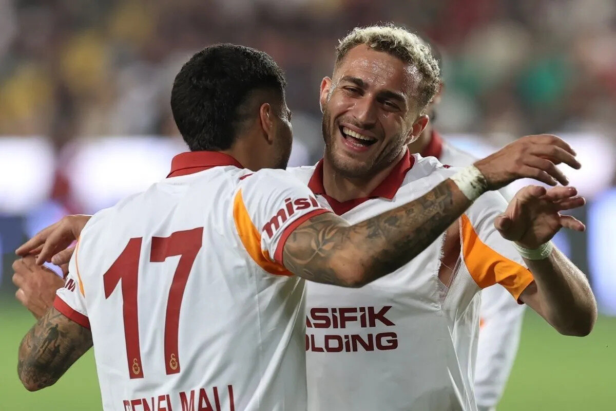 Sane, bize en geç katılan oyuncu. 15 gündür takımla birlikte. O da oynamak istiyor. İkinci yarıda daha iyi oynadı. Zamanla herkes hazır hale gelecek.