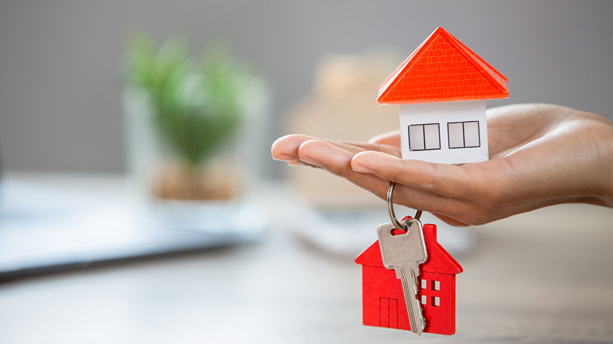 <br><br>VEKALET İŞLEMLERİ SORGULANIYOR<br><br>Vekalet işlemlerinde, vekaletin teyit edilmesi ile bir sistem mevcut. Noterler Birliği üzerinden sisteme taranmış vekaletler mutlaka Tapu, Kadastro Sicil Müdürlükleri tarafından kontrol ediliyor. <br><br>Bu da ek bir güvenlik önlemi olarak öne çıkıyor.<br>